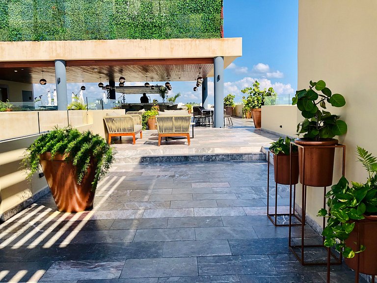 1 Block to Ocean Infinity Pool Views Modern 2BR