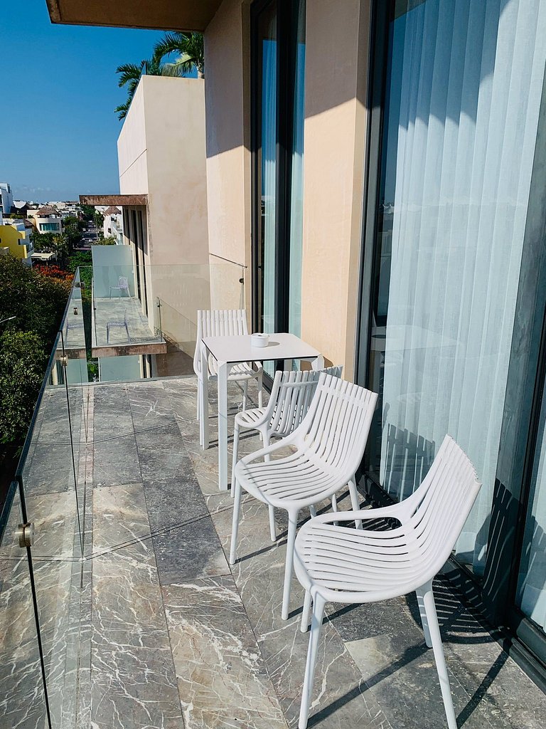 1 block from beach 2BR pool ocean view