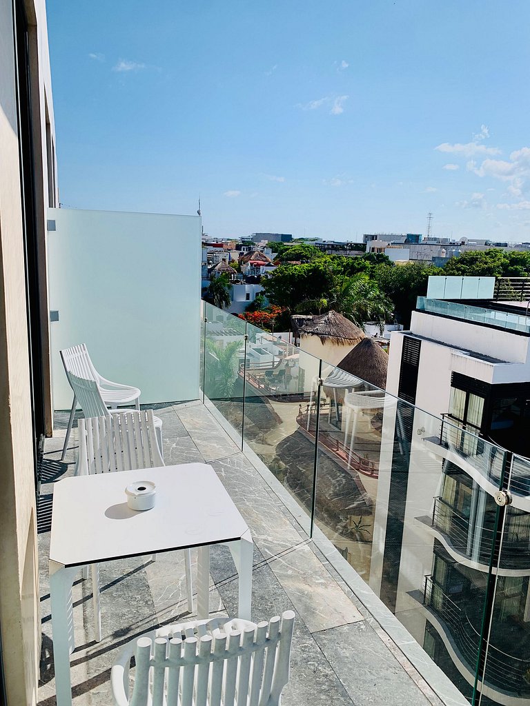 1 block from beach 2BR pool ocean view