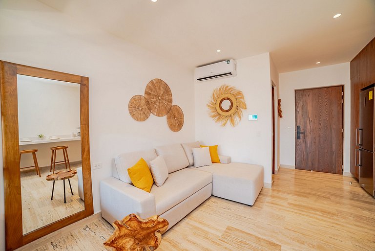 Steps to Beach & 5th Ave Duna Condominium